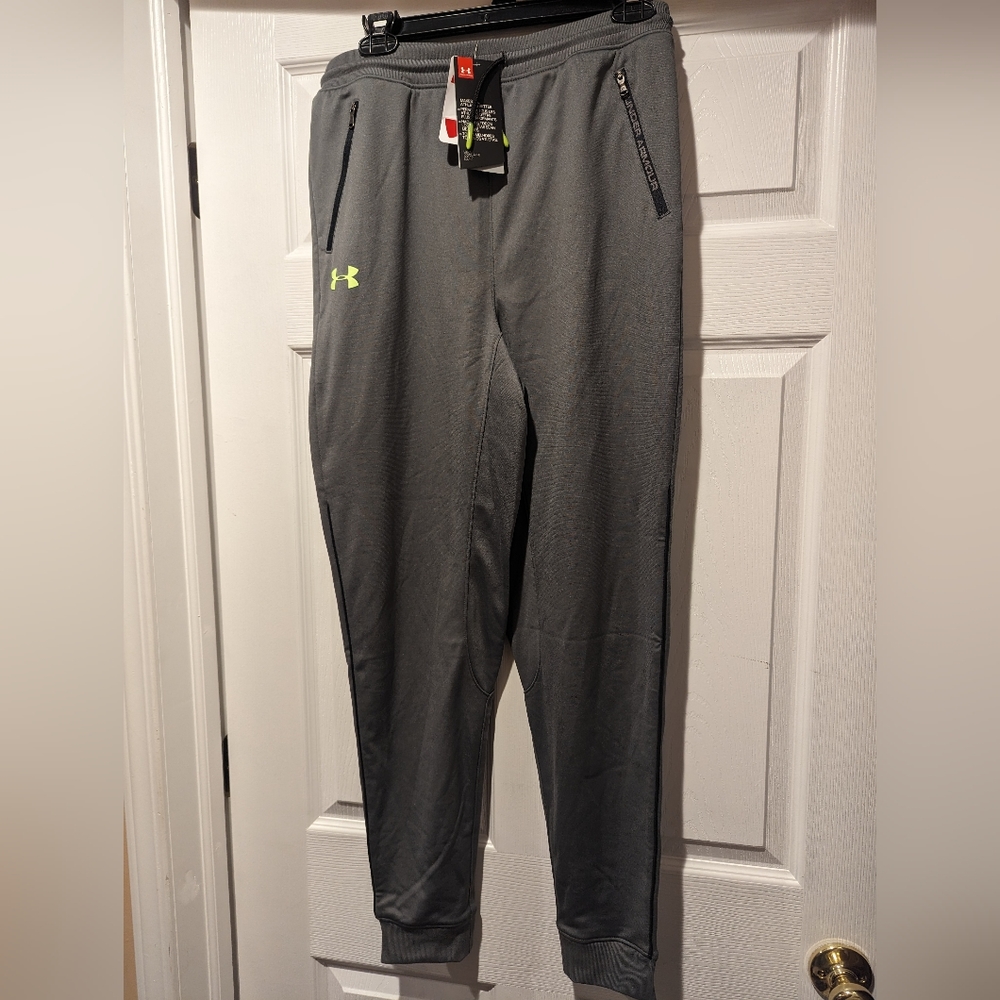 UNDER ARMOR Boys Youth XL  grey joggers